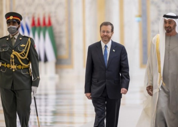 ئیمارات لە خیانەتێکی نوێدا فەرشی سووری بۆ سەرۆکی ڕژێمی زایۆنیستی ڕاخست