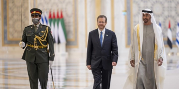 ئیمارات لە خیانەتێکی نوێدا فەرشی سووری بۆ سەرۆکی ڕژێمی زایۆنیستی ڕاخست