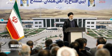 ئایەتوڵڵا ڕەئیسی: هێڵی ئاسنی سنە تا خاڵی سنوری باشماخ بەردەوام دەبێت