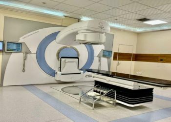 بۆ یەکەمجار لە ڕۆژئاوای ئێران؛ نوێ ترین شێواز و ئامێری چارەسەریی شێرپەنجە لە نەخۆشخانەی بێستونی کرماشان