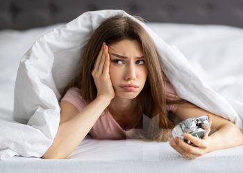 بزانە 48 کاتژمێر نەخەوتن یان کەمخەوی چی بە سەر جەستەدا دێنێت؟