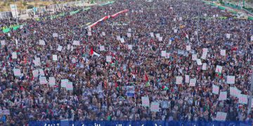 یەمەنییەکان لە دژی هێرشەکانی ئەمریکا و بەریتانیا ڕژانە سەر شەقام