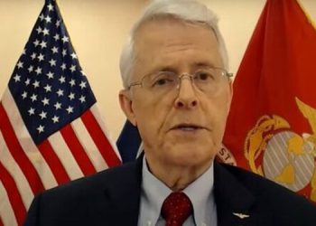 سیناتۆرێکی پێشووی ئەمریکا: بایدن توانای شەڕی ئێرانی نییە