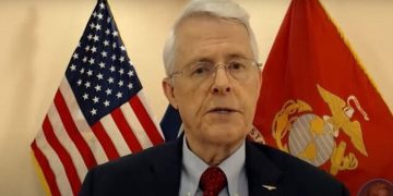 سیناتۆرێکی پێشووی ئەمریکا: بایدن توانای شەڕی ئێرانی نییە