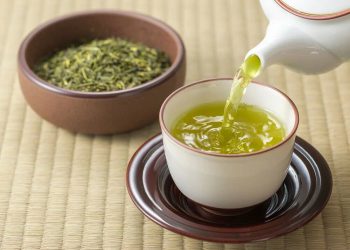 چی بە سەر جەستەدا دێت کاتێک چای سەوز دەخۆیتەوە؟