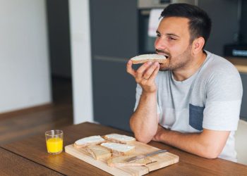 پەیوەندی نێوان خواردنی نان و قەڵەوی