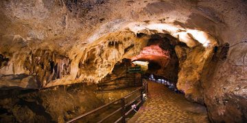 گەشتێک بە ناو ئەشکەوتی قوڕەقەڵادا