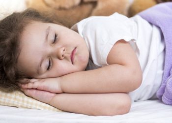 چەند ڕێنماییەک بۆ ئەوەی منداڵان شەوانە زوو بخەون