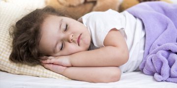 چەند ڕێنماییەک بۆ ئەوەی منداڵان شەوانە زوو بخەون