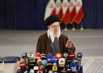 حەزرەتی ئایەتوڵڵا خامنەیی: خەڵک لە دەرفەتی دەنگدان کەڵک وەربگرن