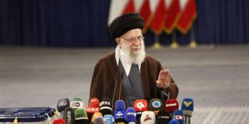 حەزرەتی ئایەتوڵڵا خامنەیی: خەڵک لە دەرفەتی دەنگدان کەڵک وەربگرن