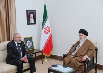 حەزرەتی ئایەتوڵڵا خامنەیی: پەرەپێدانی پەیوەندییەکان لە گەڵ ئەرمینیا بەردەوام دەبێت