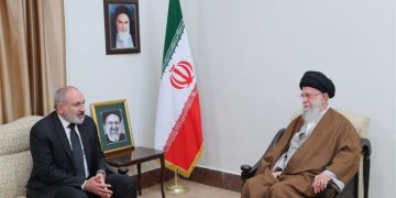 حەزرەتی ئایەتوڵڵا خامنەیی: پەرەپێدانی پەیوەندییەکان لە گەڵ ئەرمینیا بەردەوام دەبێت