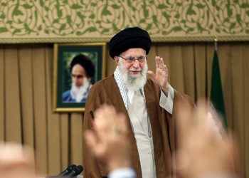 حەزرەتی ئایەتوڵڵا خامنەیی: بۆ بەرگری لە فەڵەستین چاوەڕوانی هیچ کەسێک نابین