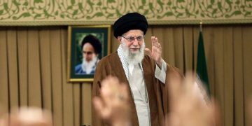 حەزرەتی ئایەتوڵڵا خامنەیی: بۆ بەرگری لە فەڵەستین چاوەڕوانی هیچ کەسێک نابین