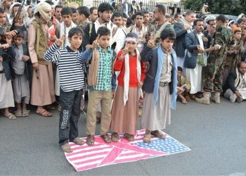 حەماسەتی یەمەنییەکان و سووکایەتی بە ئەمریکا و ڕژێمی زایۆنیستی لە دەریای سوور
