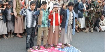 حەماسەتی یەمەنییەکان و سووکایەتی بە ئەمریکا و ڕژێمی زایۆنیستی لە دەریای سوور