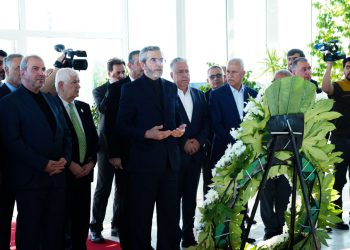 عەلی باقری تاجەگوڵینەی لە سەر مەزاری مام جەلال دانا