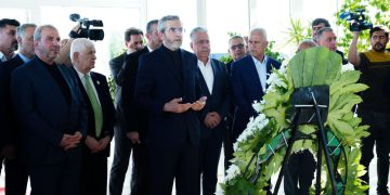 عەلی باقری تاجەگوڵینەی لە سەر مەزاری مام جەلال دانا