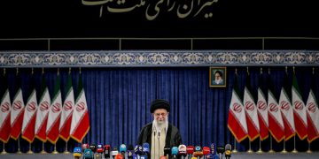 حەزرەتی ئایەتوڵڵا خامنەیی: مانەوە، یەکگرتوویی، کەرامەت و شکۆی کۆماری ئیسلامی بەندە بە ئامادەبوونی خەڵکەوە