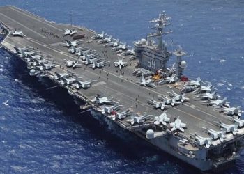 کەشتی فڕۆکەهەڵگری ئایزنهاوەری ئەمریکا لە لایەن هێزەکانی یەمەنەوە کرایە ئامانج