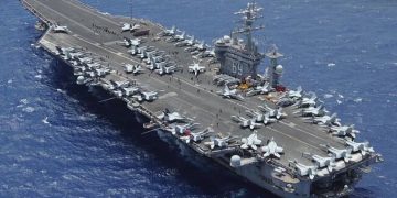 کەشتی فڕۆکەهەڵگری ئایزنهاوەری ئەمریکا لە لایەن هێزەکانی یەمەنەوە کرایە ئامانج