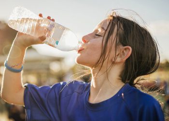 لە هاویندا خواردنەوەی سارد یان گەرم باشترە؟