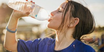 لە هاویندا خواردنەوەی سارد یان گەرم باشترە؟