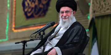 حەزرەتی ئایەتوڵڵا خامنەیی: کۆماری ئیسلامی ئێران بە بێ پشت بەستن بە بێگانەکان چووەتە پێشەوە