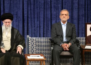 حەزرەتی ئایەتوڵڵا خامنەیی فەرمانی دەستبەکاربوونیان بە مەسعود پزیشکیان بەخشی