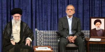 حەزرەتی ئایەتوڵڵا خامنەیی فەرمانی دەستبەکاربوونیان بە مەسعود پزیشکیان بەخشی