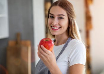 خواردنی ڕۆژانە یەک سێو چی لە جەستە دەکات؟