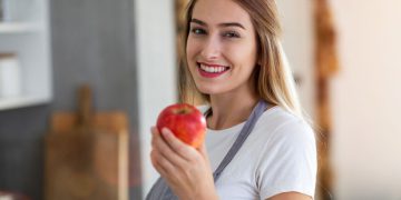 خواردنی ڕۆژانە یەک سێو چی لە جەستە دەکات؟