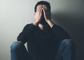 چۆن مامەڵە لە گەڵ توشبوویەکی خەمۆکیدا بکرێت؟