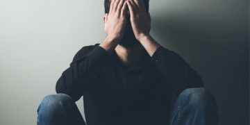 چۆن مامەڵە لە گەڵ توشبوویەکی خەمۆکیدا بکرێت؟