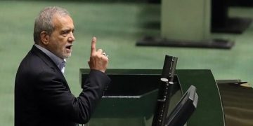 پەرلەمانی ئێران متمانەی بە وەزیرە پێشنیارکراوەکانی مەسعود پزیشکیان دا