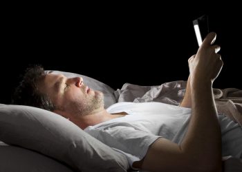 چەند ڕێگایەک بۆ ئەوەی شەوان زوو خەوت لێ بکەوێت