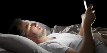 چەند ڕێگایەک بۆ ئەوەی شەوان زوو خەوت لێ بکەوێت