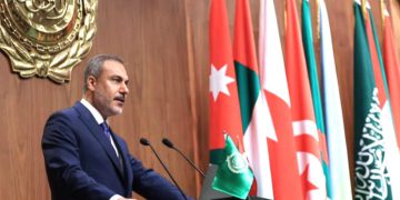 شاندی سوریا لە کاتی وتاری هاکان فیدان کۆبوونەوەی کۆمکاری عەرەبیی بە جێهێشت