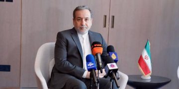 عێراقچی: لە نزیکەوە چاودێری جموجوڵی بنکە سەربازییەکانی ئەمریکا لە ناوچەکە دەکەین