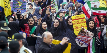 ئێرانییەکان درووشمی ” مردن بۆ ئەمریکا و ئیسرائیل ” یان بەرزکردەوە