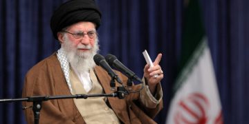 حەزرەتی ئایەتوڵڵا خامنەیی: ئەگەر بمانەوێت لە ناوچەکەدا هەنگاوێک بنێین، پێویستمان بە هێزی بەوەکالەت نییە