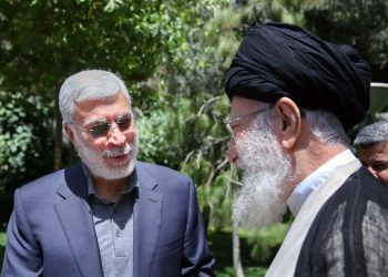 چاوپێکەوتنی بنەماڵەی شەهید ئەبومەهدی موهەندیس لە گەڵ حەزرەتی ئایەتوڵڵا خامنەیی