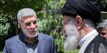 چاوپێکەوتنی بنەماڵەی شەهید ئەبومەهدی موهەندیس لە گەڵ حەزرەتی ئایەتوڵڵا خامنەیی