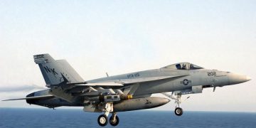 فڕۆکەیەکی شەڕکەری ئەمریکی لە دەریای سووردا کەوتەخوارەوە