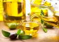 ئایا زەیتی زەیتون دەموچاو سپی دەکاتەوە؟