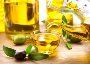 ئایا زەیتی زەیتون دەموچاو سپی دەکاتەوە؟