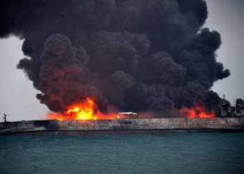 کەشتییەکی بارهەڵگر لە دەریای سووردا تەقییەوە