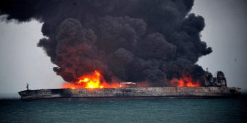 کەشتییەکی بارهەڵگر لە دەریای سووردا تەقییەوە