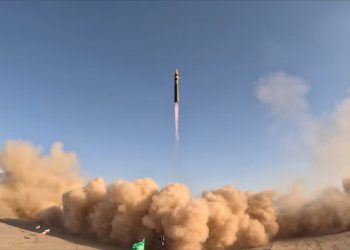 شارە مووشەکییەکەی ئێران؛گڕکانێکی خەوتوو کە ئامادەی تەقینەوەیە